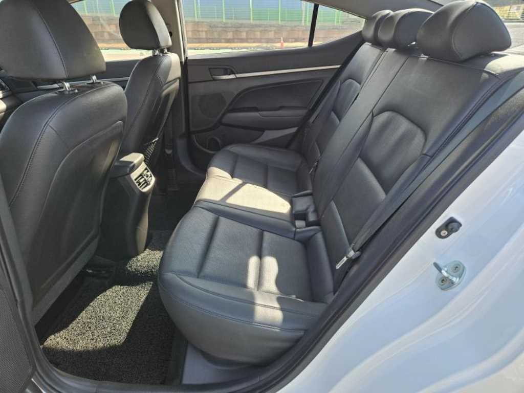 HYUNDAI Avante - Vista 11