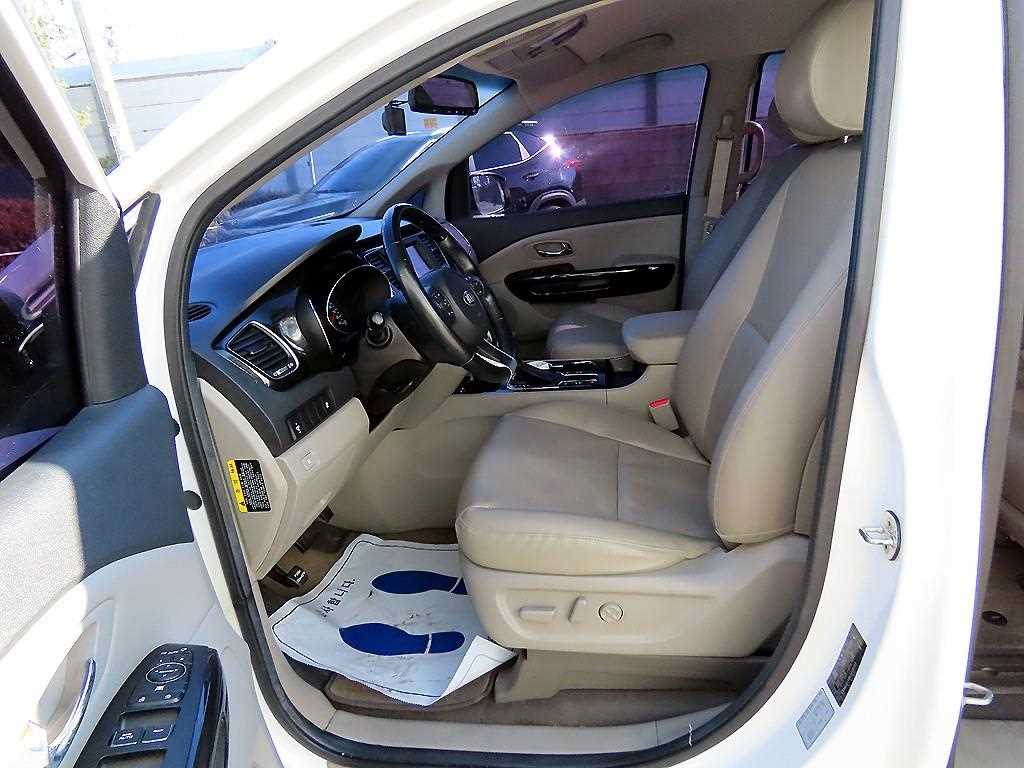 KIA Carnival - Vista 5