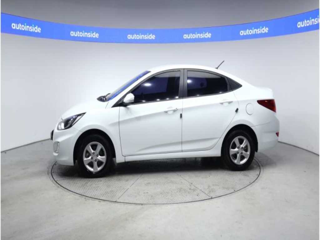 HYUNDAI Accent - Vista 4