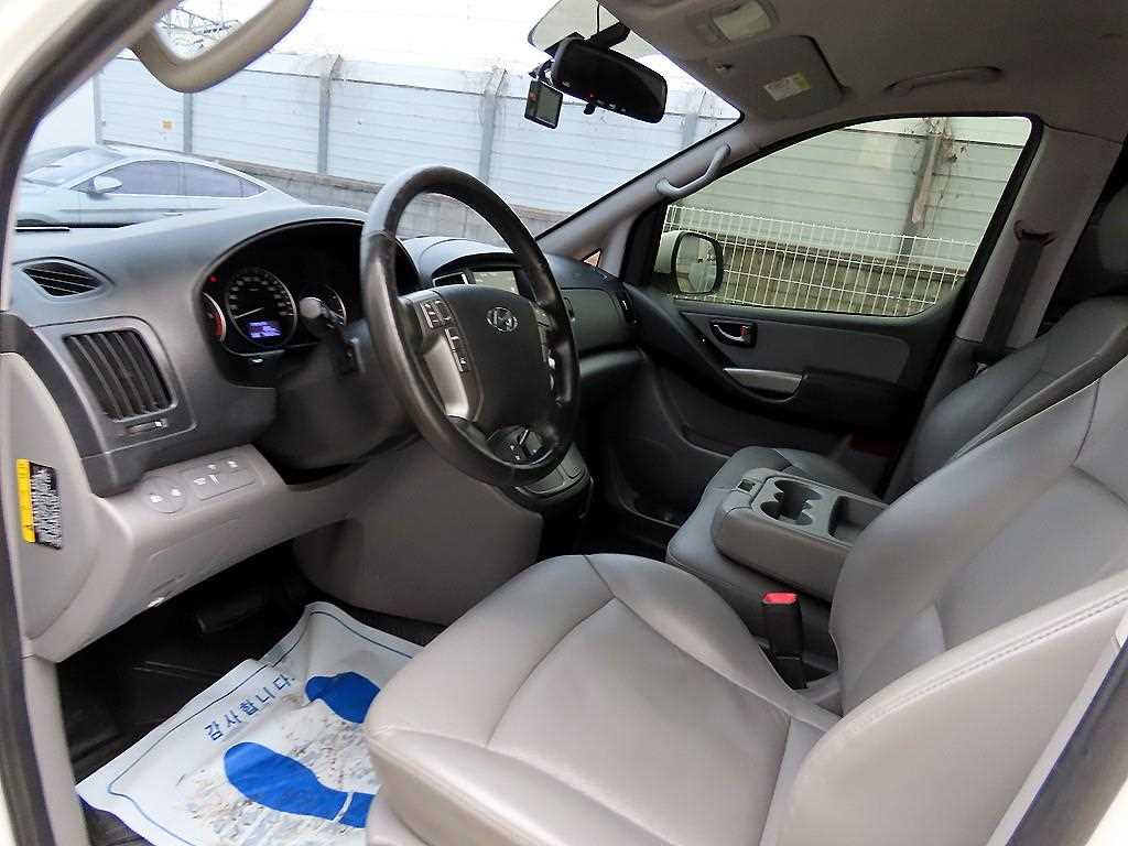 HYUNDAI Starex - Vista 7