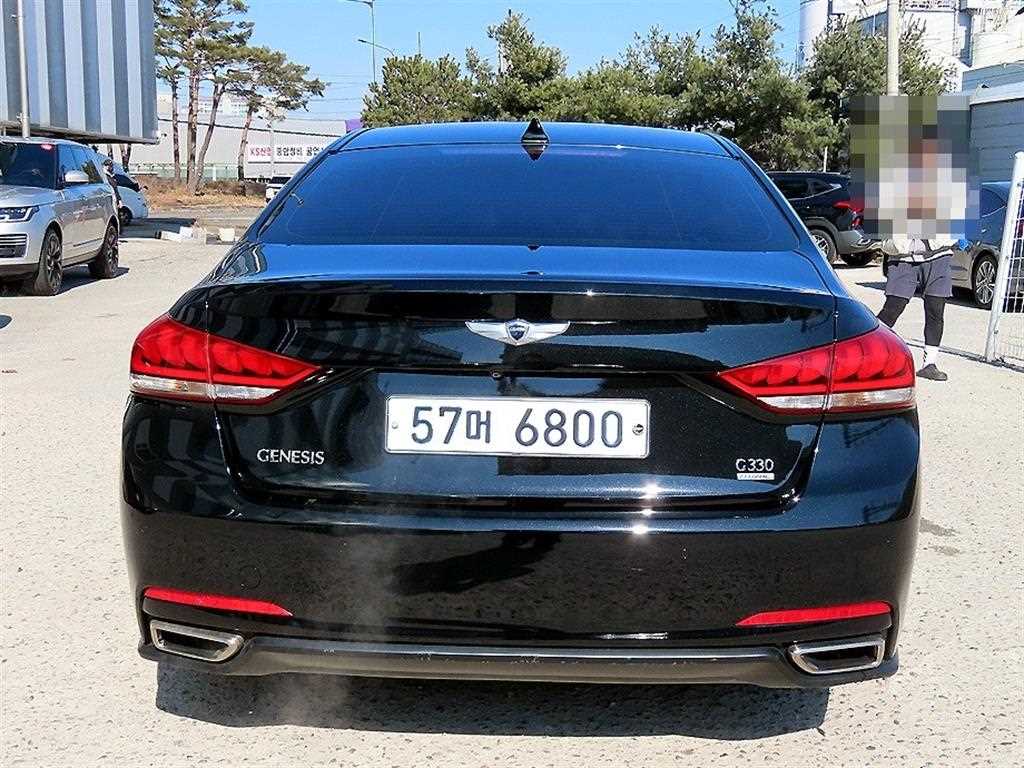 HYUNDAI Genesis - Vista 4