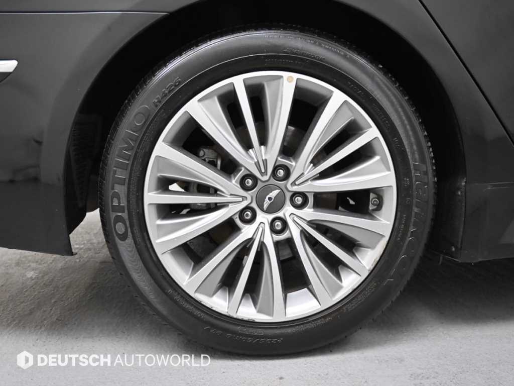 HYUNDAI Genesis - Vista 5