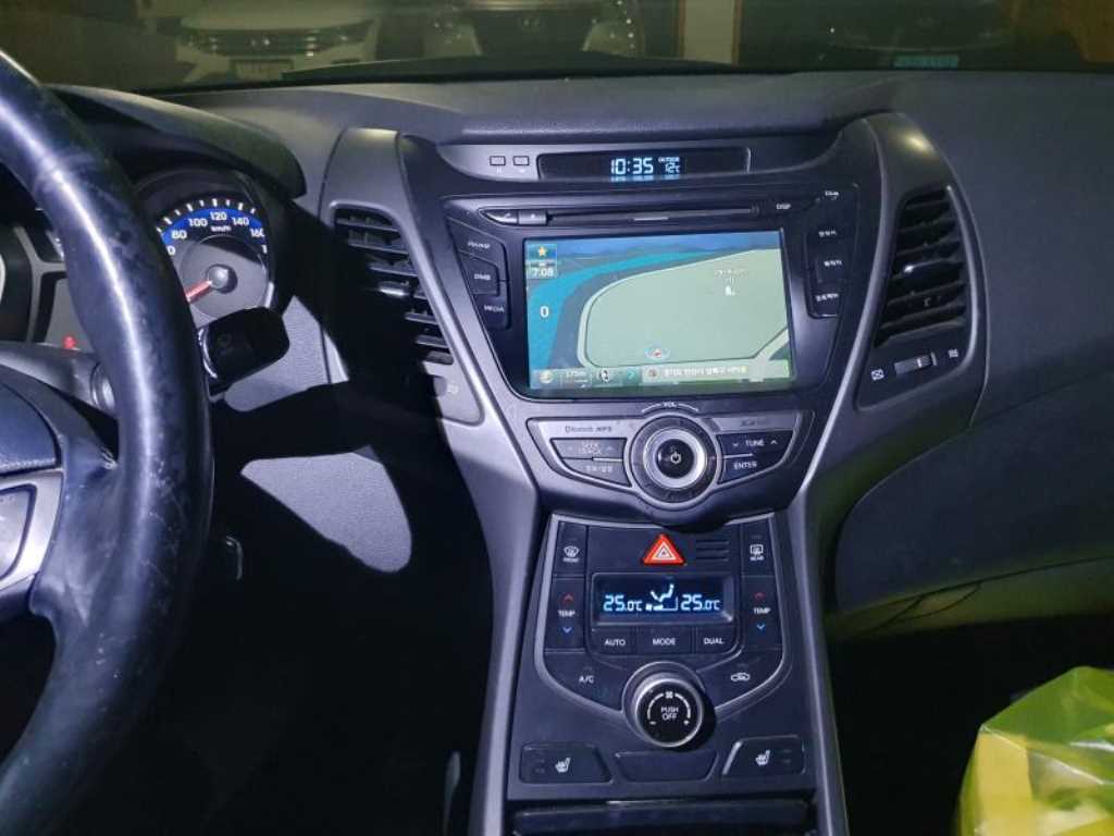 HYUNDAI Avante - Vista 4