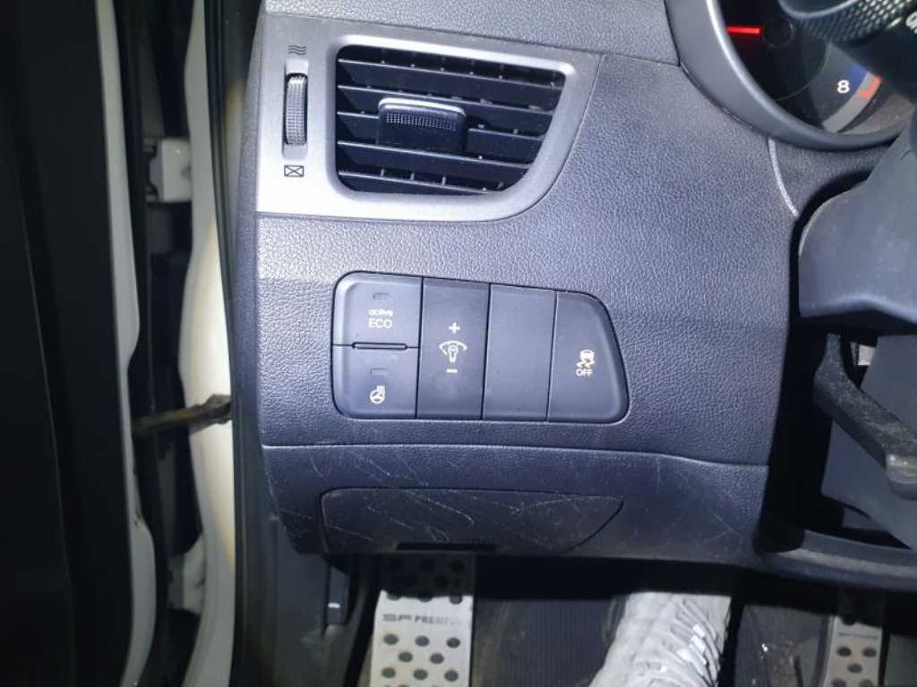 HYUNDAI Avante - Vista 10