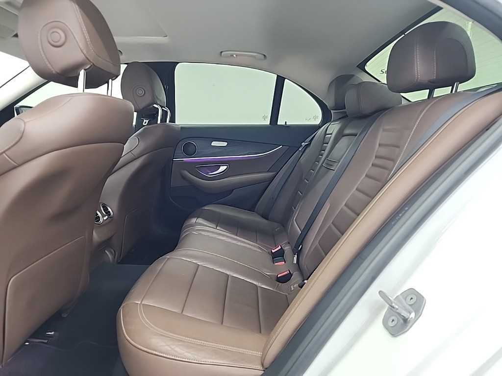 Mercedes Benz E class - Vista 12