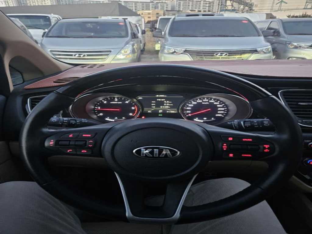 KIA Carnival - Vista 5