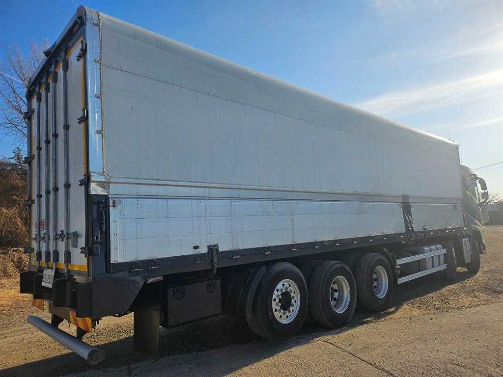 medium and large cargo truck - Vista 5