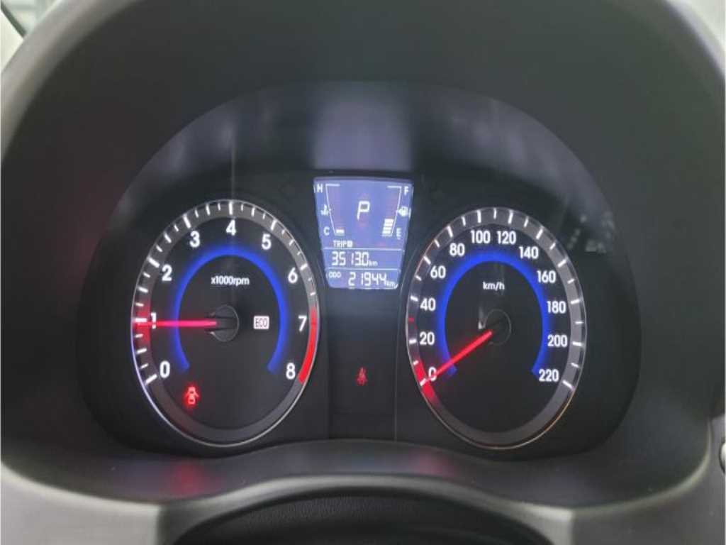 HYUNDAI Accent - Vista 9