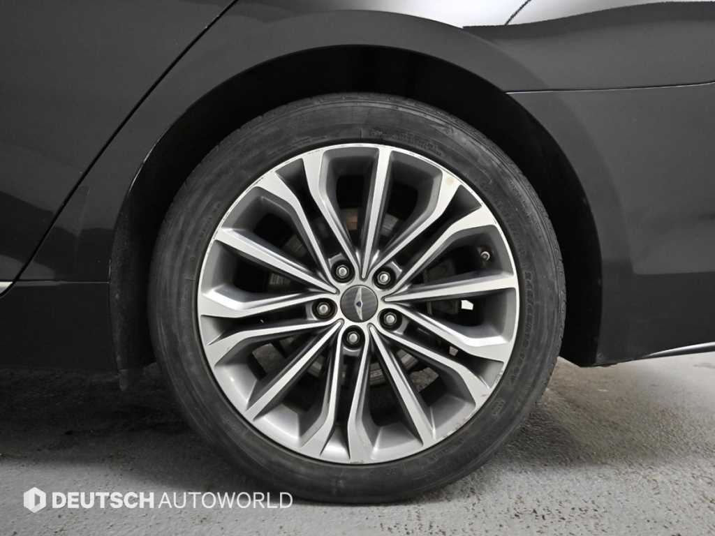 HYUNDAI Genesis - Vista 5