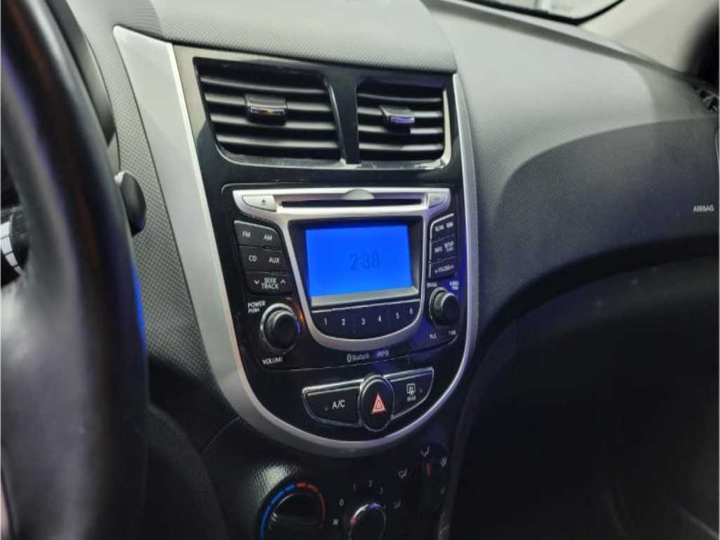 HYUNDAI Accent - Vista 11