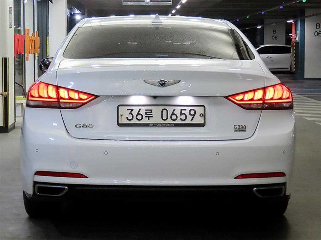 HYUNDAI Genesis - Vista 5
