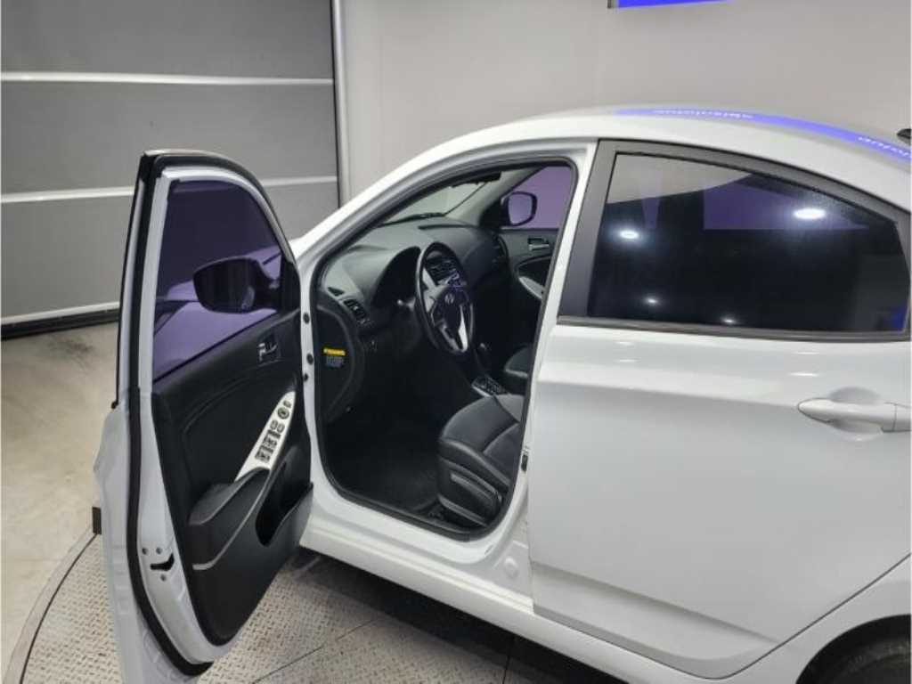 HYUNDAI Accent - Vista 5
