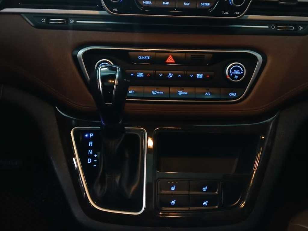 HYUNDAI Starex - Vista 10