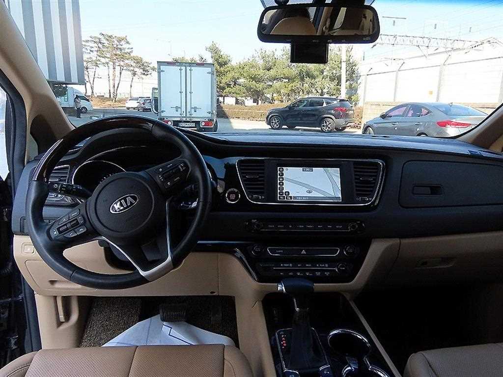 KIA Carnival - Vista 8