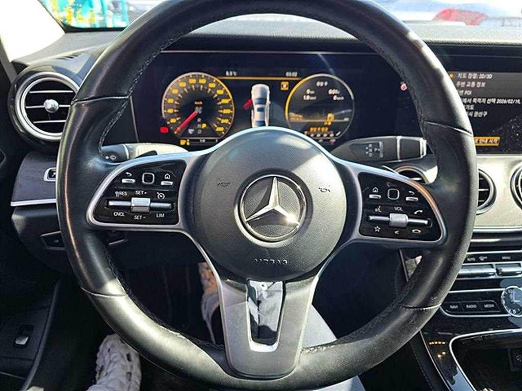 Mercedes Benz E class - Vista 8