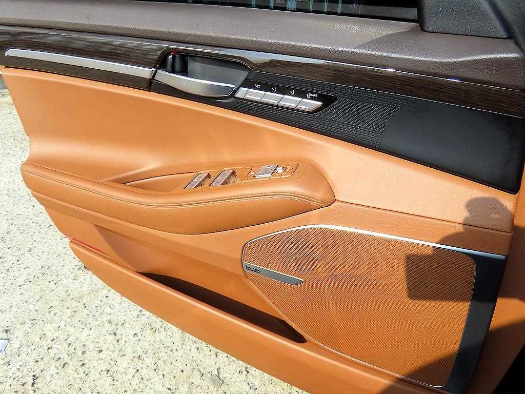 Genesis G90 - Vista 11