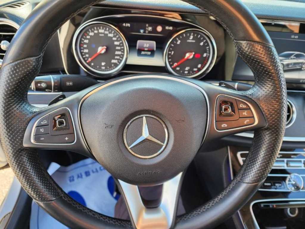 Mercedes Benz E class - Vista 12