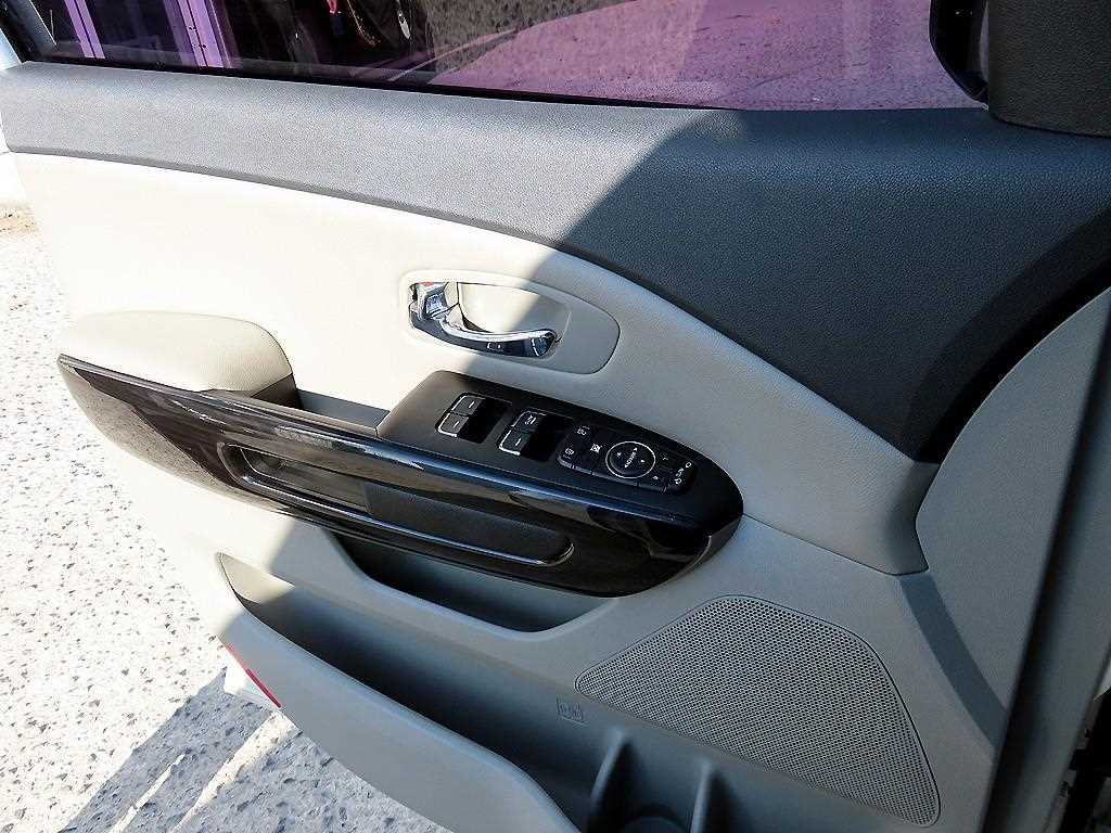 KIA Carnival - Vista 11