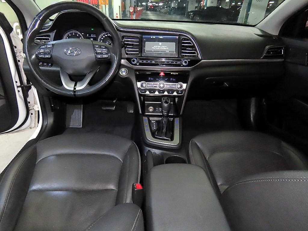 HYUNDAI Avante - Vista 9