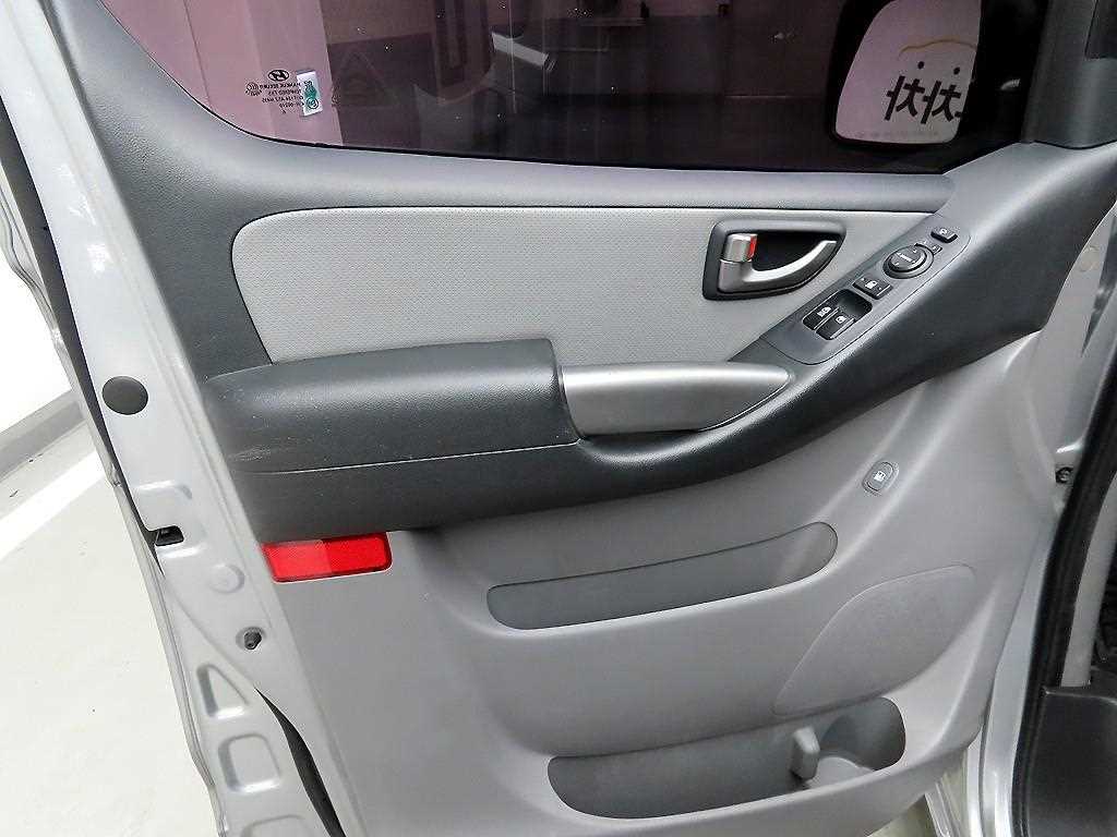 HYUNDAI Starex - Vista 11