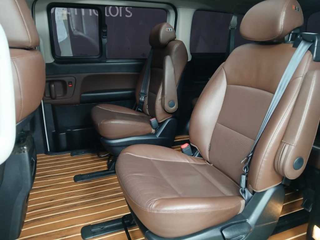 HYUNDAI Starex - Vista 7