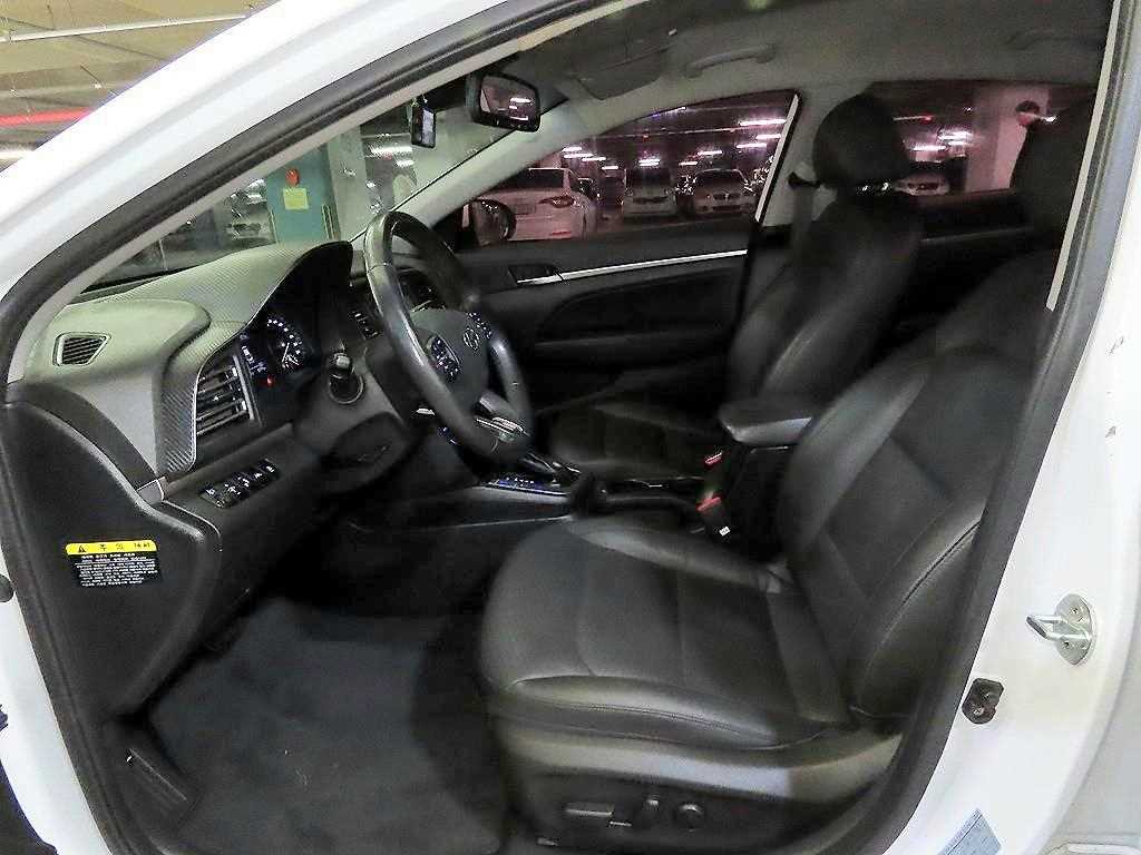 HYUNDAI Avante - Vista 12