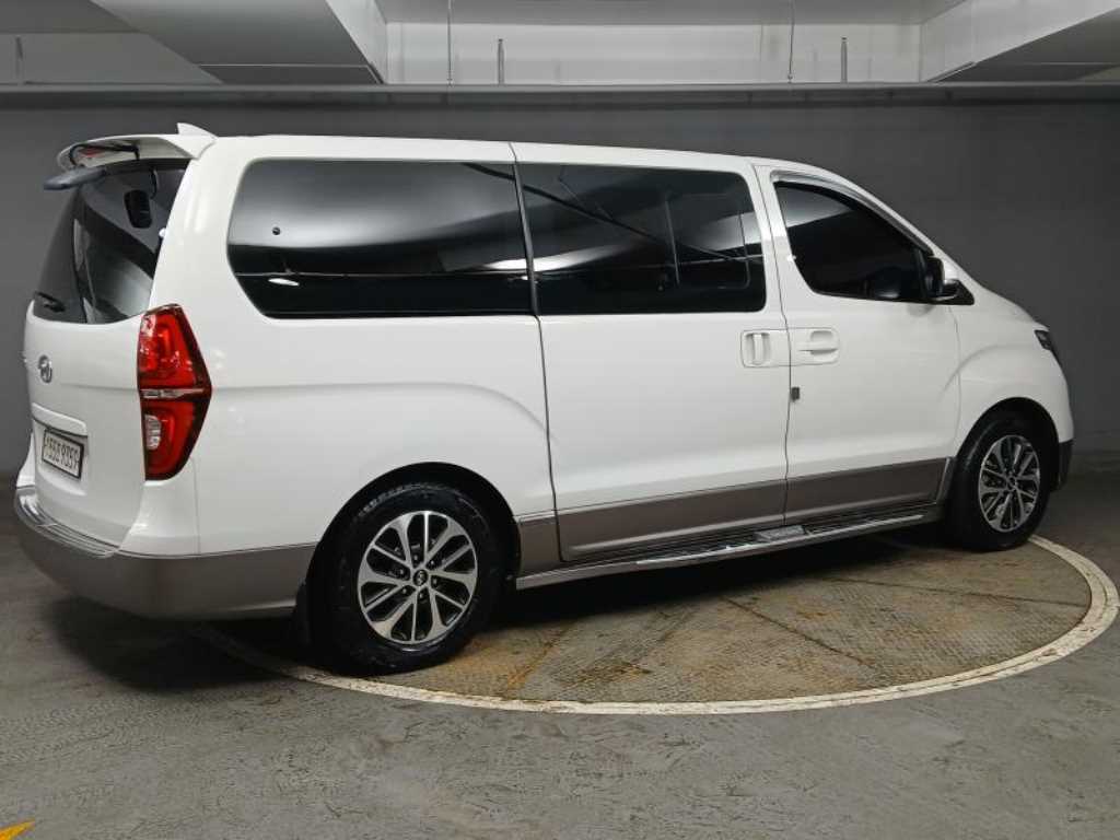 HYUNDAI Starex - Vista 3