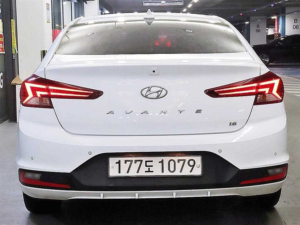 HYUNDAI Avante - Vista 5