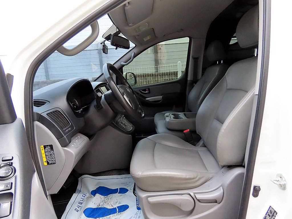 HYUNDAI Starex - Vista 5