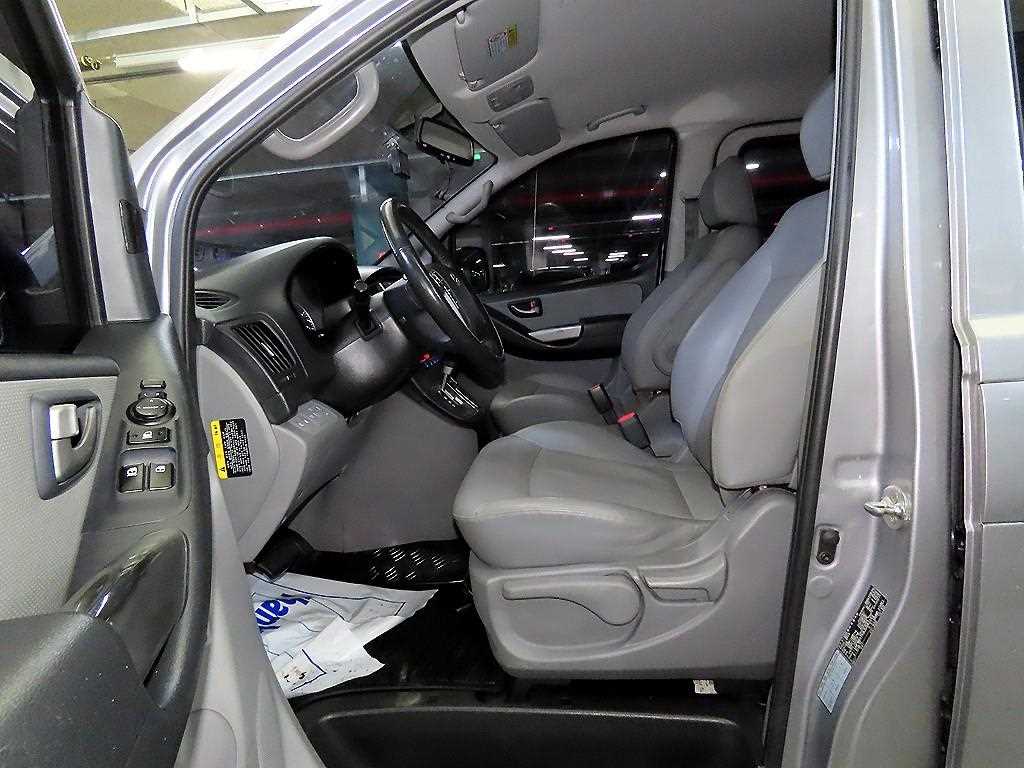 HYUNDAI Starex - Vista 6