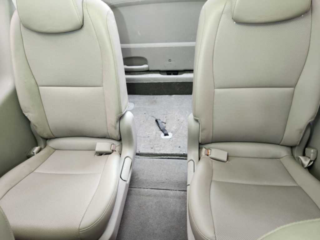 KIA Carnival - Vista 12