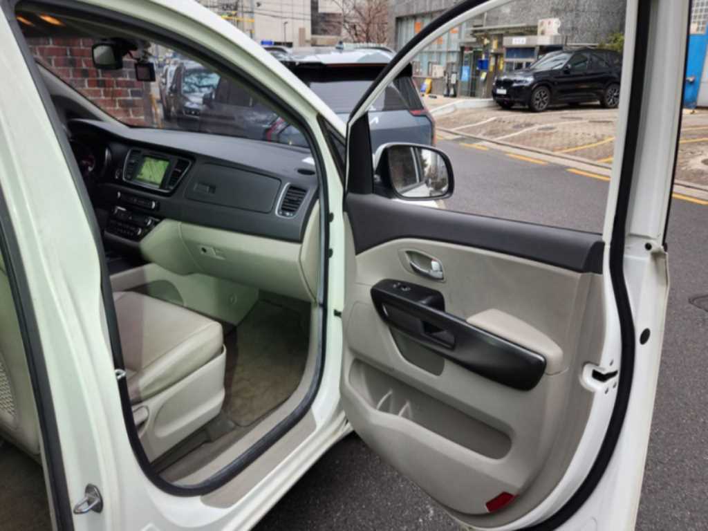 KIA Carnival - Vista 10