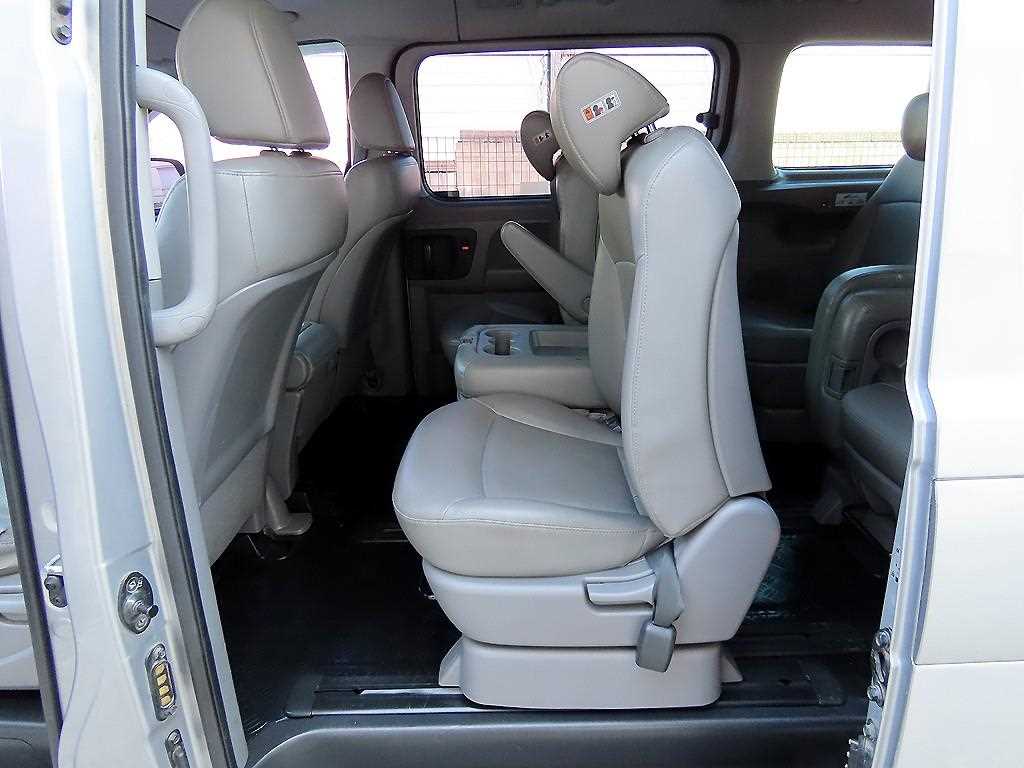 HYUNDAI Starex - Vista 6