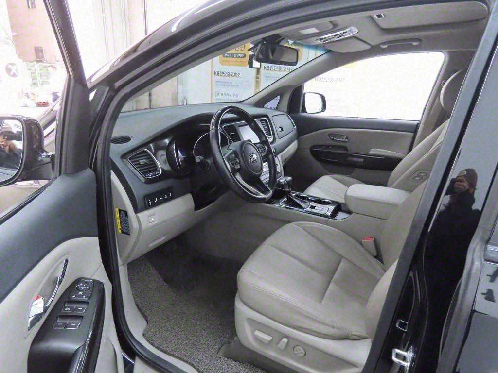 KIA Carnival - Vista 5