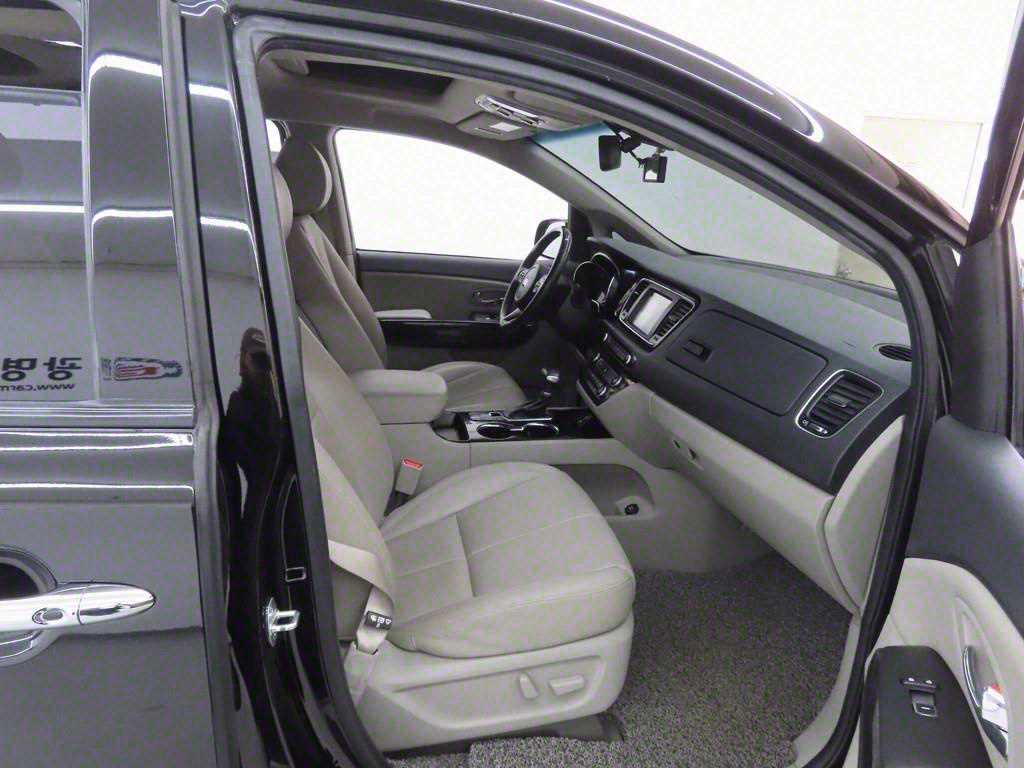 KIA Carnival - Vista 8