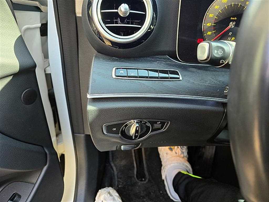 Mercedes Benz E class - Vista 12