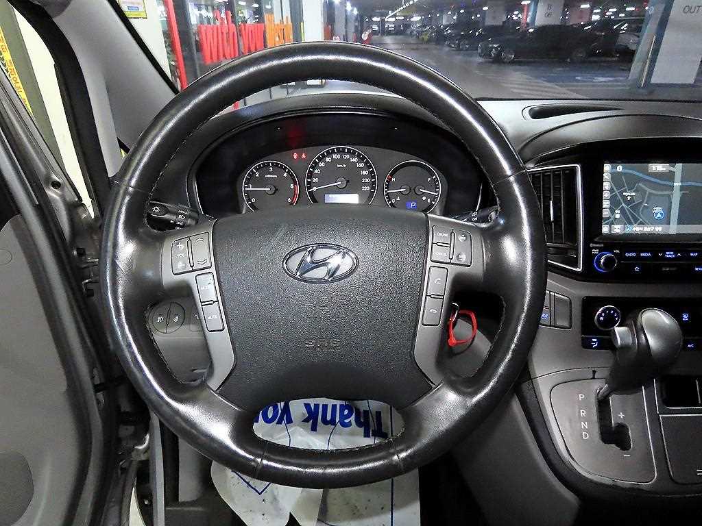 HYUNDAI Starex - Vista 8