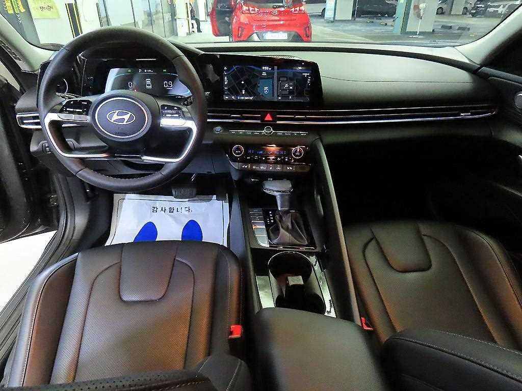 HYUNDAI Avante - Vista 10