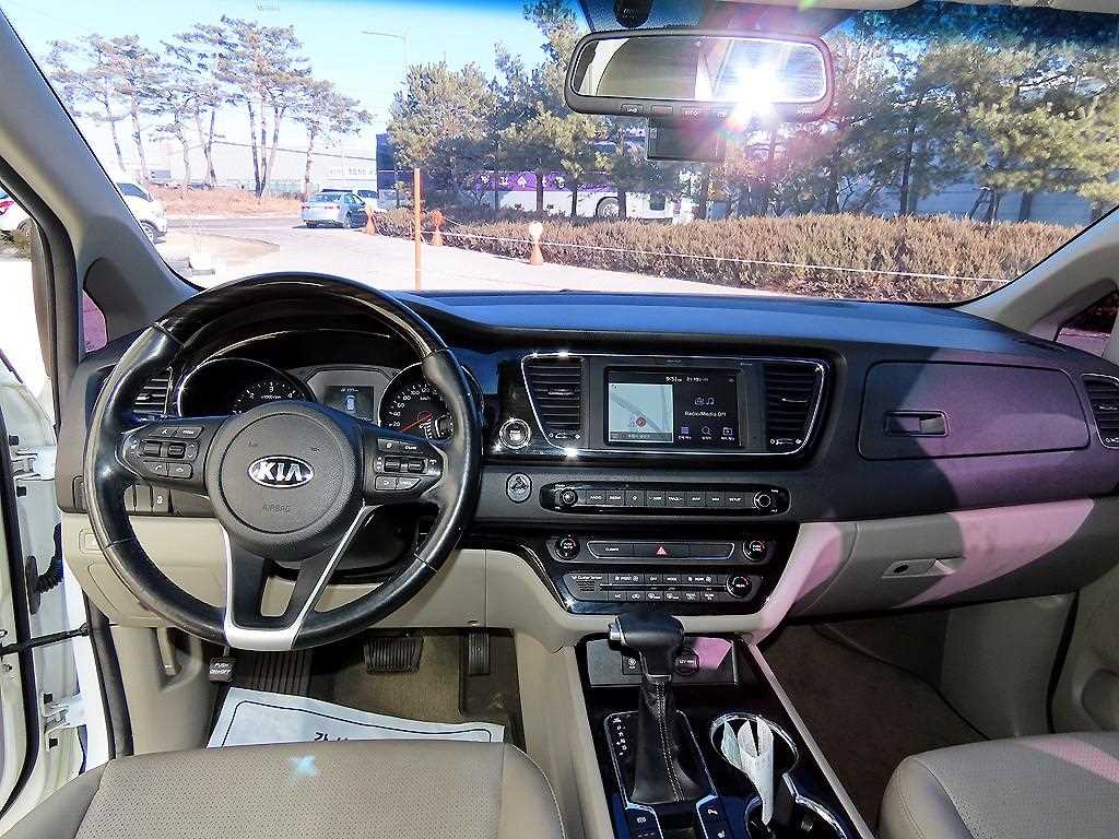 KIA Carnival - Vista 7