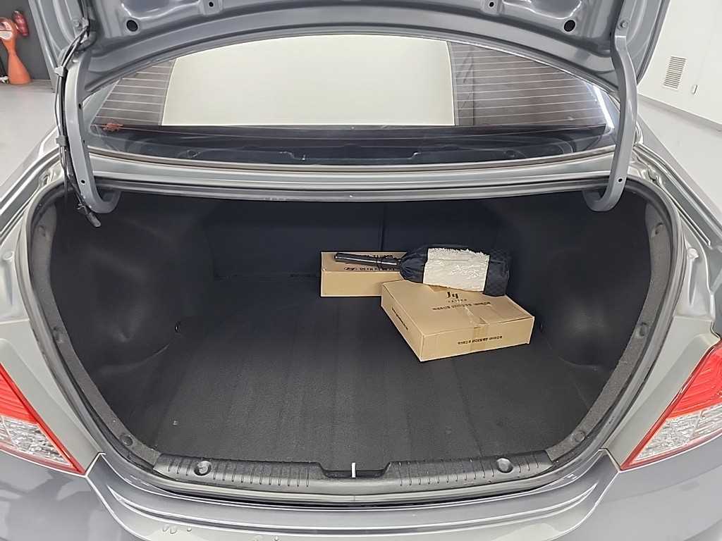 HYUNDAI Accent - Vista 6