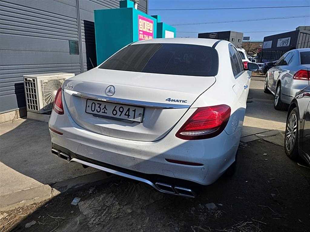 Mercedes Benz E class - Vista 4
