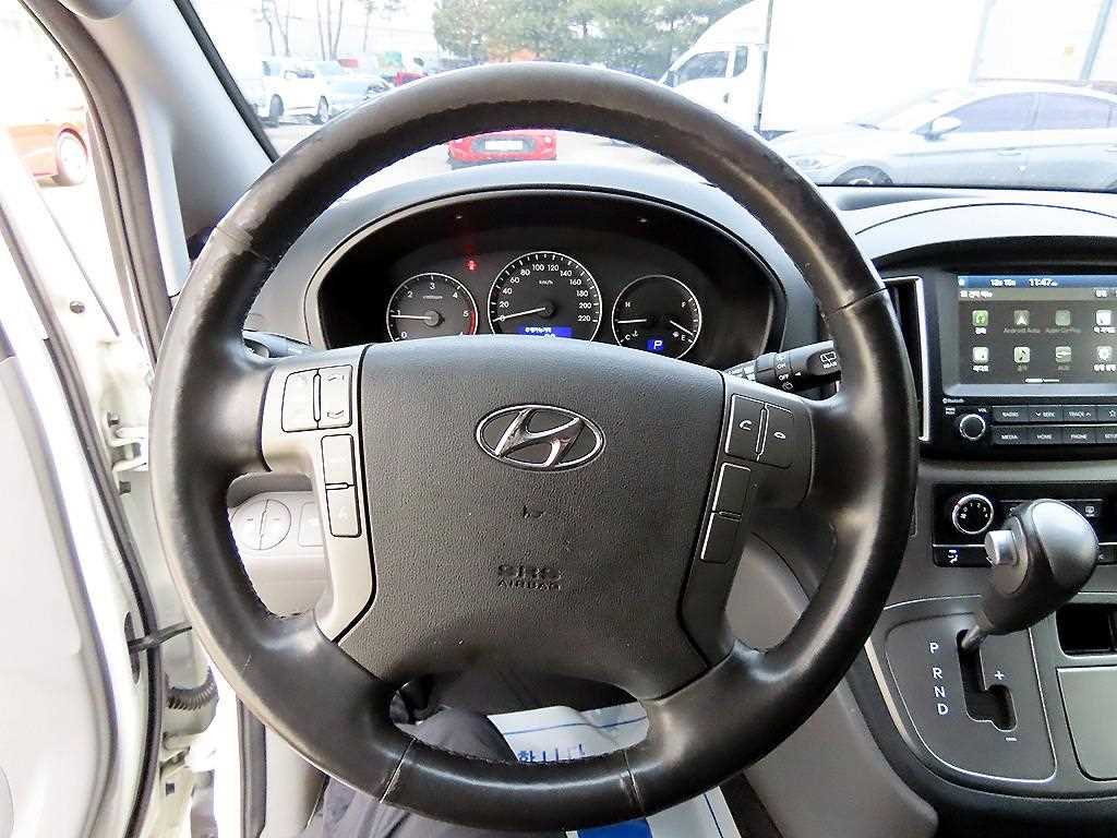 HYUNDAI Starex - Vista 8