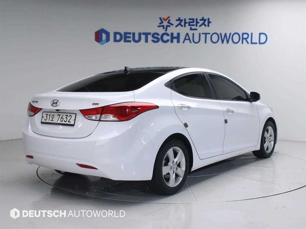 HYUNDAI Avante - Vista 2