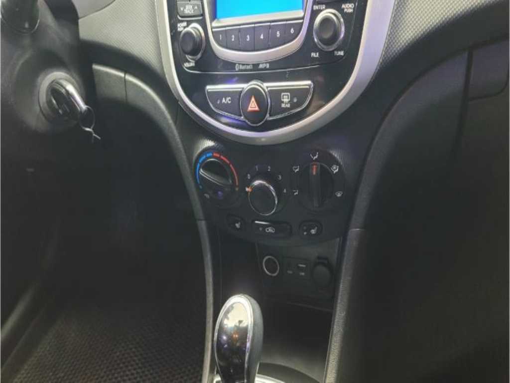HYUNDAI Accent - Vista 12
