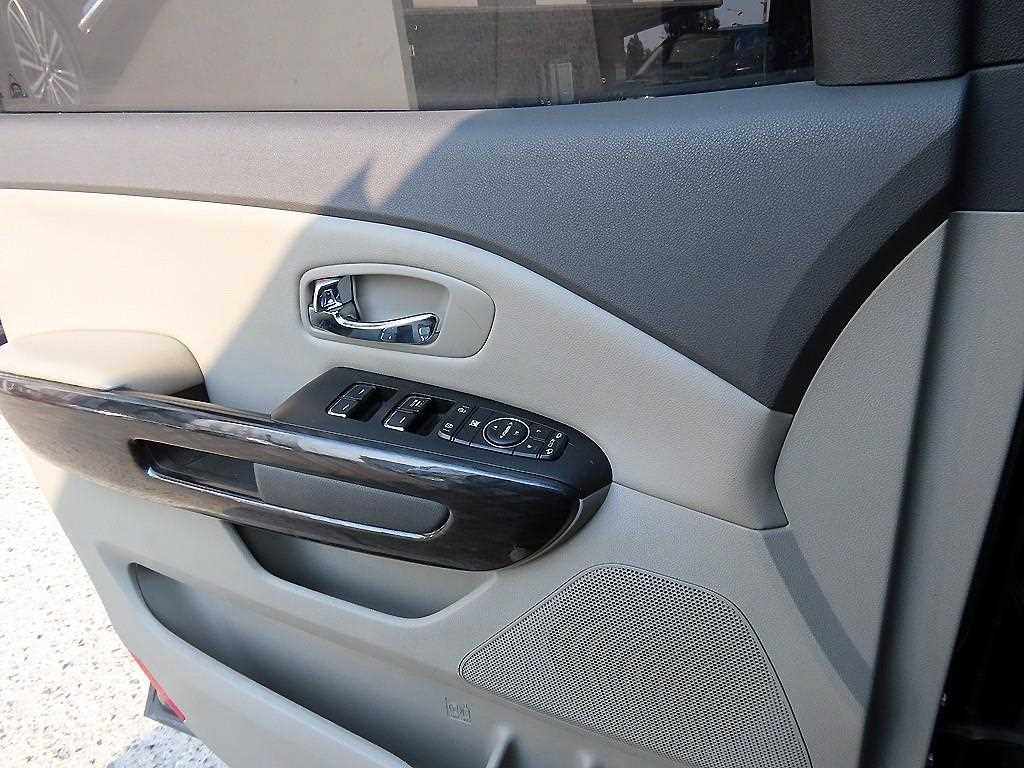 KIA Carnival - Vista 11