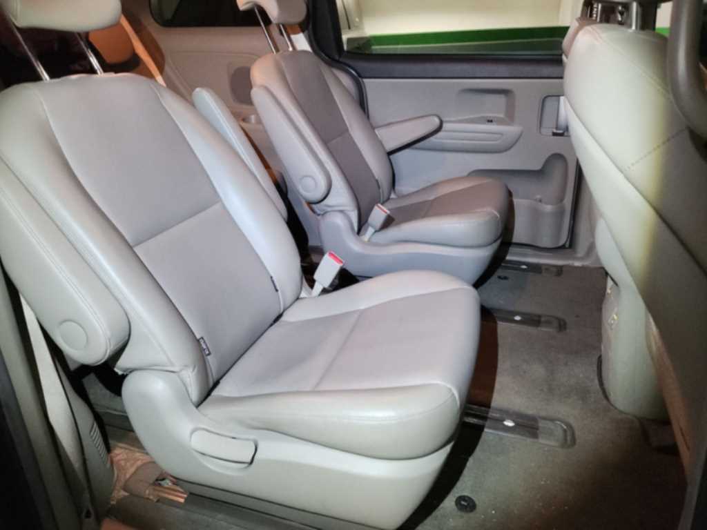 KIA Carnival - Vista 9