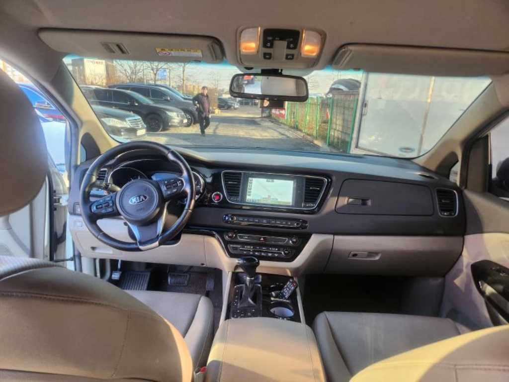 KIA Carnival - Vista 9