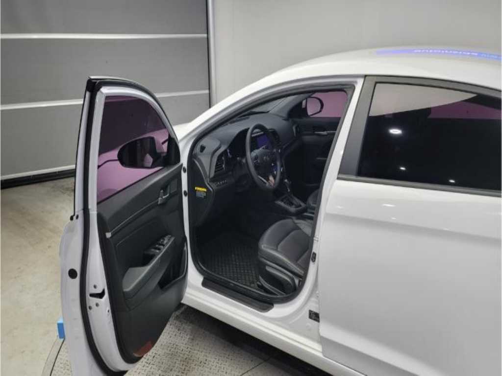 HYUNDAI Avante - Vista 7