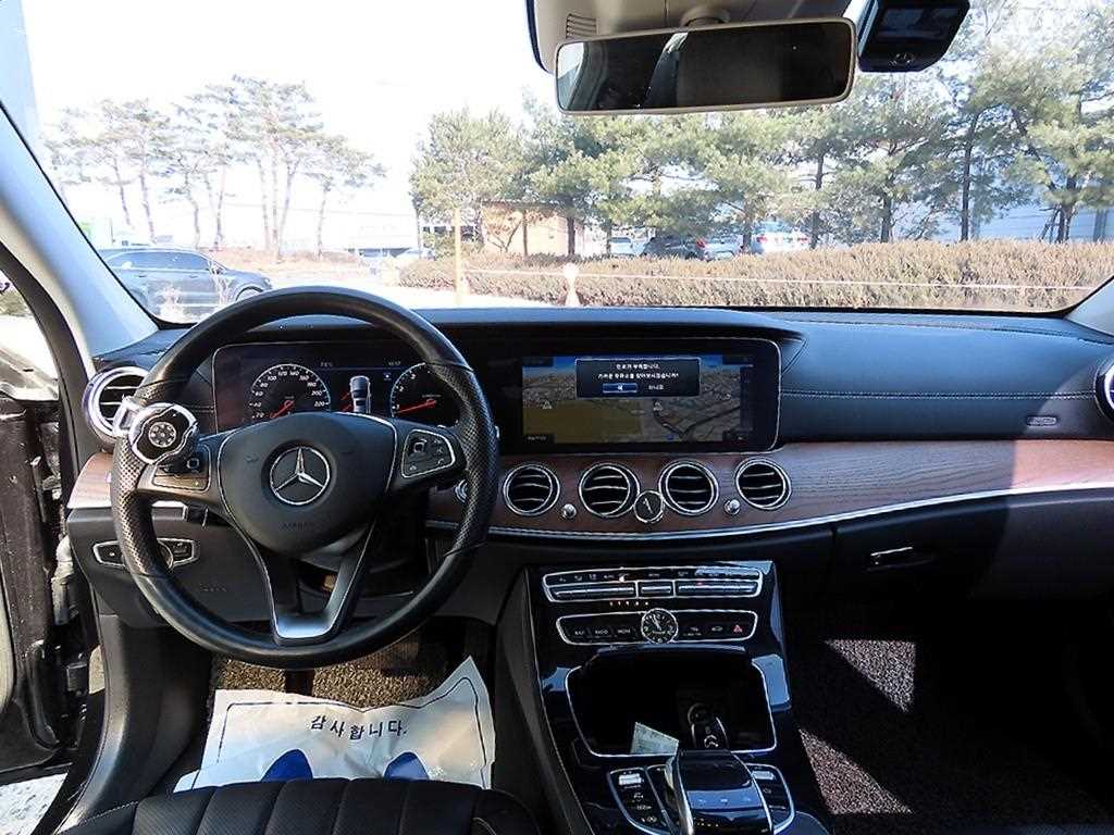 Mercedes Benz E class - Vista 7