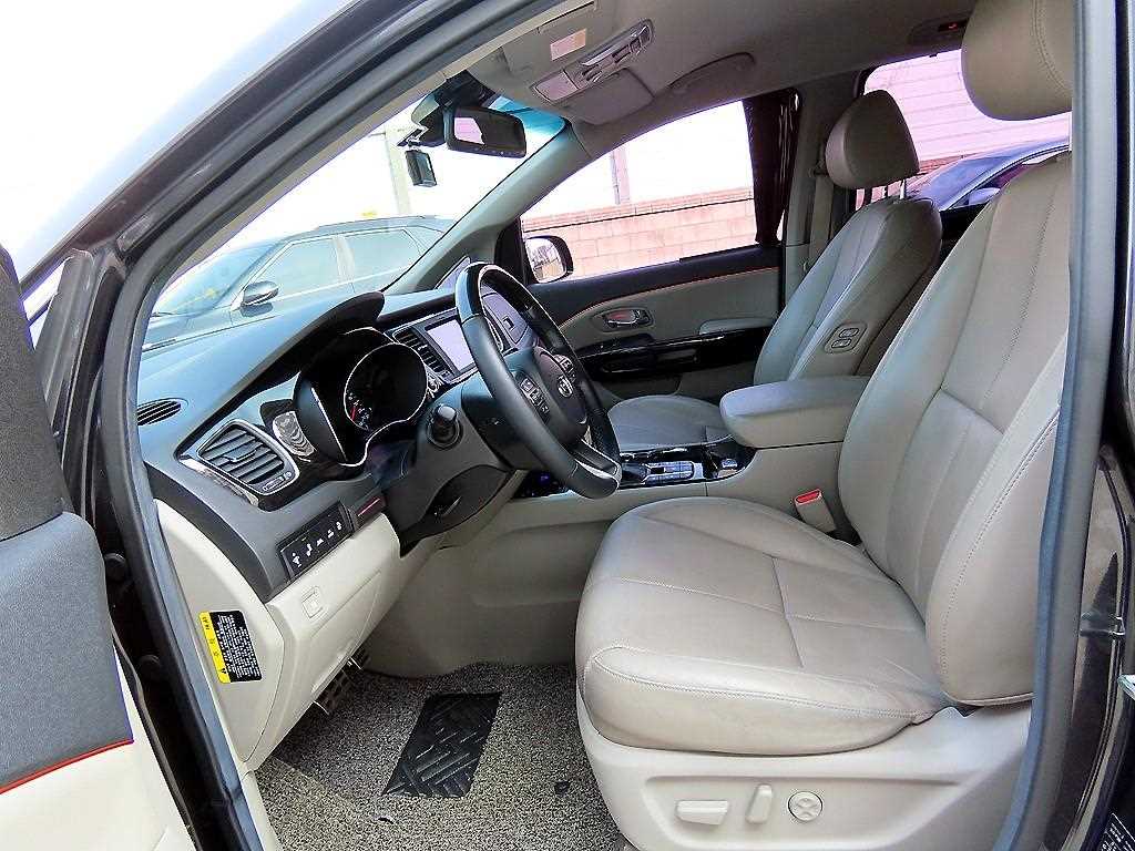 KIA Carnival - Vista 5
